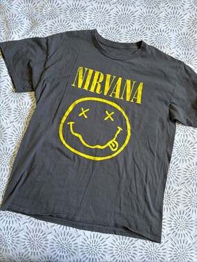 Nirvana Classic Smiley Graphic Crew Neck T-Shirt Gray Men’s L
